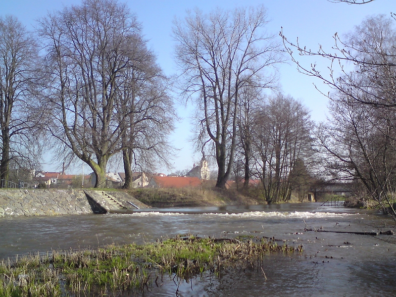 Alba-Castolovice-04.jpg - Jízek na Bělé a nad ním po pravém břehu začíná Alba, v pozadí kostel v Častolovicích