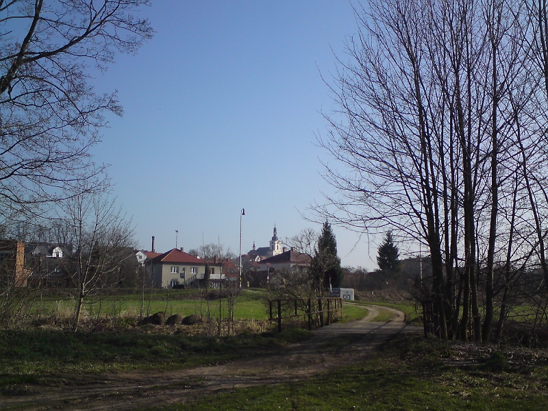 Alba-Castolovice-16.jpg - Cesta přes most míří do Častolovic, v pozadí kostel